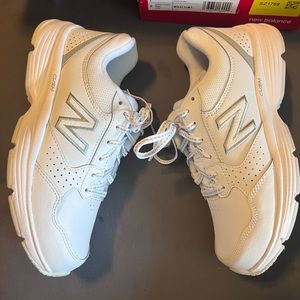 New Balance 411 Walking Shoes 7.5 D Wide